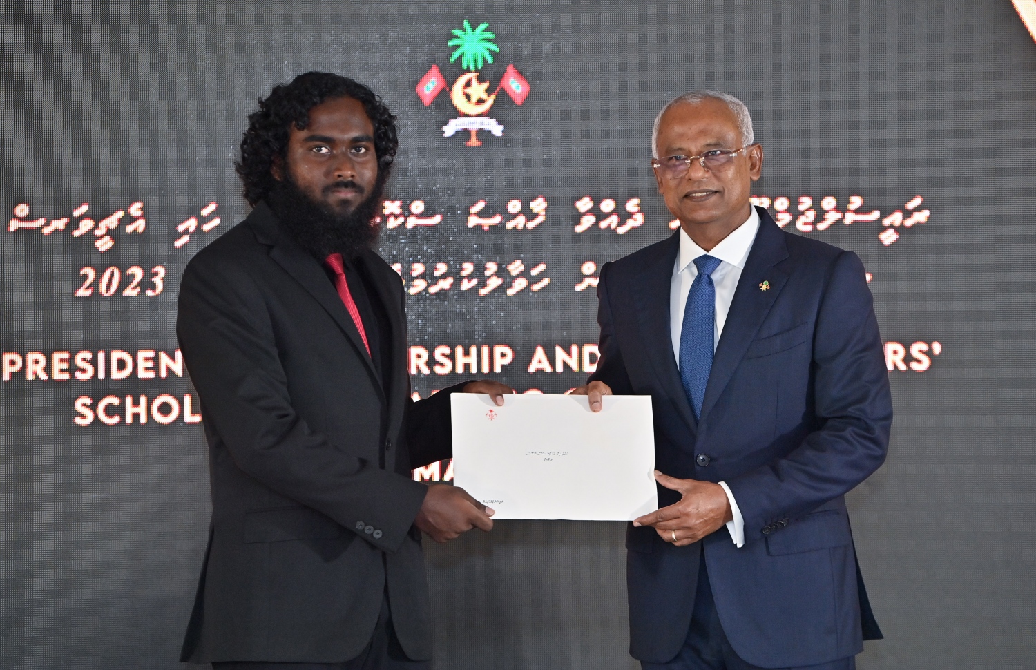 ރައިސް ދެއްވާ ހާއްސަ ސްކޮލާޝިޕް ހާސިލްކުރި، އަބްދުﷲ ސަރޫފް މުހުއްމަދަށް ރައީސް އިބްރާހިމް މުހައްމަދު ސޯލިހް އިނާމް ދެއްވަނީ.-- ފޮޓޯ: ރައީސް އޮފީސް