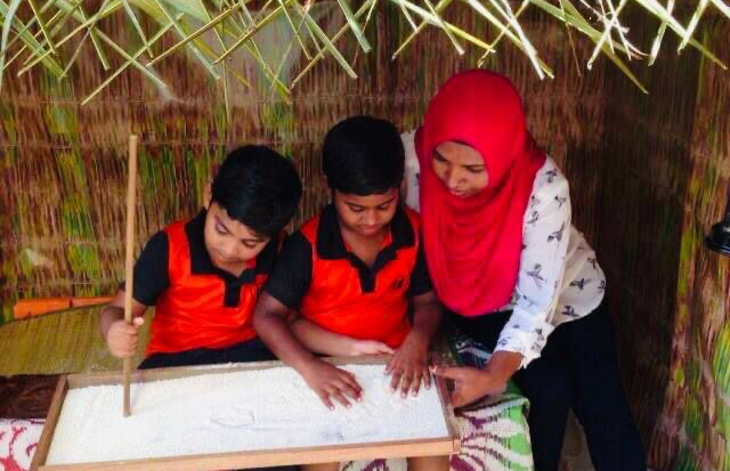 އިމާދުއްދީން ސްކޫލުގައި ކިޔަވައިދިން ދަރިވަރުންތަކަކާއެކު.---