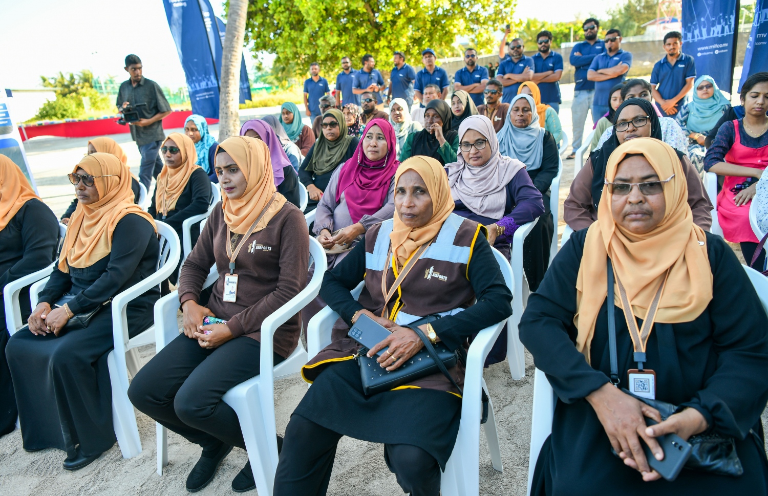 މިފްކޯގެ އާ ބޯޓުން މަސްކިރަން ފެށުމަށް ފަރެސްމާތޮޑާގައި ބޭއްވި ރަސްމިއްޔާތުގައި އެ ރަށުގެ ބައެއް މީހުން ބައިވެރިވަނީ.--- ފޮޓޯ: ފަޔާޒު މޫސާ | މިހާރު