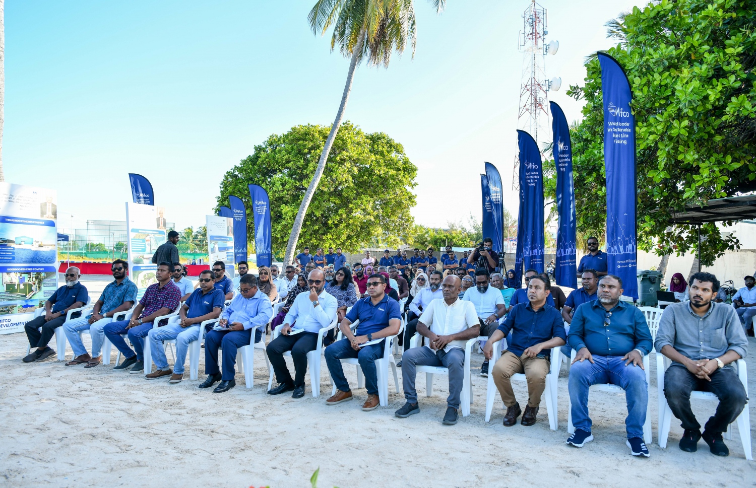 މިފްކޯގެ އާ ބޯޓުން މަސްކިރަން ފެށުމަށް ފަރެސްމާތޮޑާގައި ބޭއްވި ރަސްމިއްޔާތުގައި (ވ-ކ) ފިޝަރީޒް މިނިސްޓަރު ޑރ. ހުސައިން ރަޝީދު ހަސަނާއި ފިނޭންސް މިނިސްޓަރު އިބްރާހިމް އަމީރު އަދި މިފްކޯގެ ސީއީއޯ އިސްމާއިލް ފައުޒީގެ އިތުރުން އެ ރަށުގެ ބައެއް މަސްވެރިންނާއި ބައެއް އާންމުން ބައިވެރިވަނީ.--- ފޮޓޯ: ފަޔާޒު މޫސާ | މިހާރު