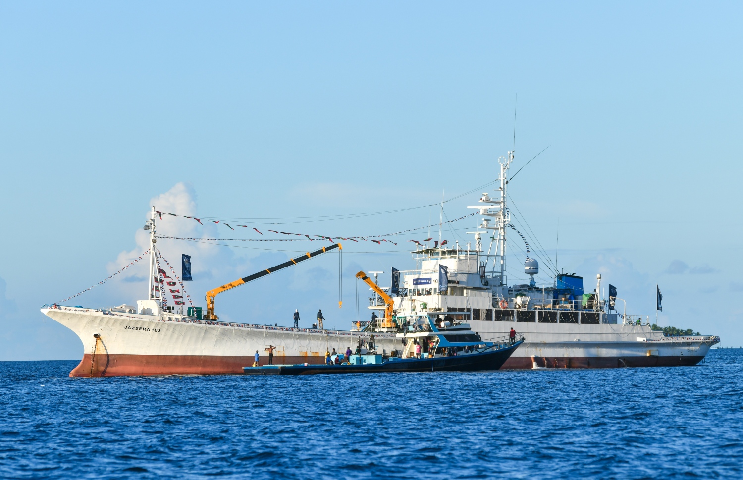 މިފްކޯގެ އާ ބޯޓަށް މަސް ކިރަން މަސްއޮޑިއެއް އެ ބޯޓާ ކައިރި ކޮށްފައި.--- ފޮޓޯ: ފަޔާޒް މޫސާ | މިހާރު