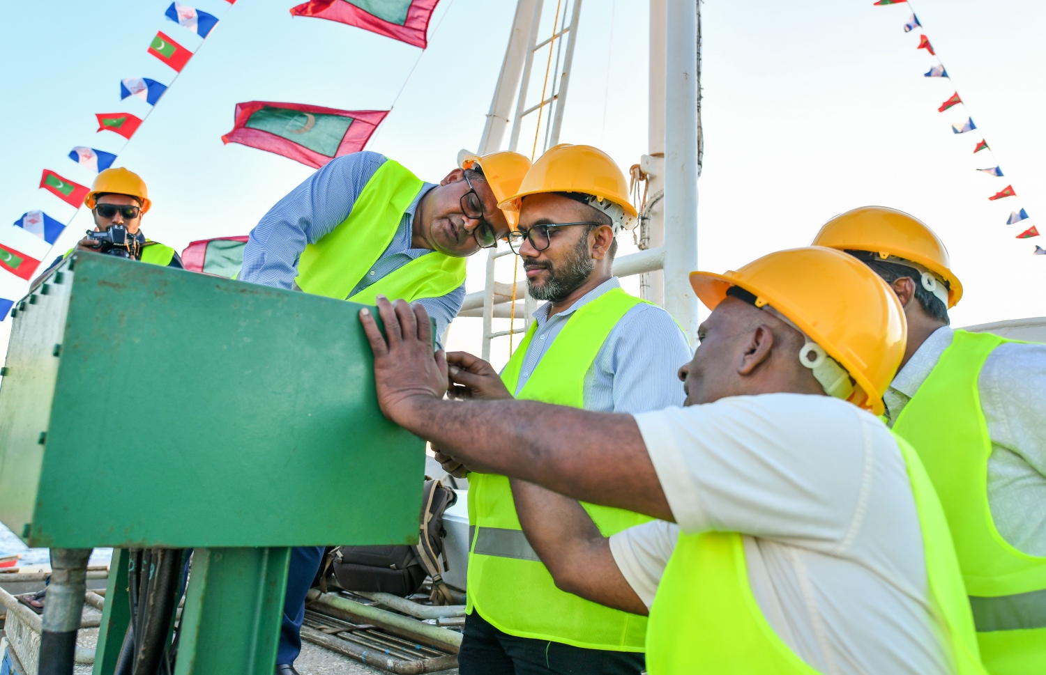 މިފްކޯގެ އާ ބޯޓަށް މަސް ކިރަން ފިޝަރީޒް މިނިސްޓަރު ޑރ. ހުސައިން ރަޝީދު ހަސަނާއި ފިނޭންސް މިނިސްޓަރު އިބްރާހިމް އަމީރު ފަށްޓަވަ އިދެއްވަނީ .--- ފޮޓޯ: ފަޔާޒު މޫސާ | މިހާރު