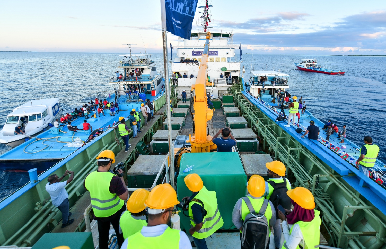 މިފްކޯގެ އާ ބޯޓަށް މަސް ކިރަން މަސް ދޯނިތައް ދެ ފަރާތުގައި މަޑުކޮށްލައިގެން: ދުވާލަކު 120 މެޓްރިކް ޓަނުގެ މަސް ގަނެ، ފިނިކުރެވޭ އެ ބޯޓުގައި 420 މެޓްރިކް ޓަނުގެ މަސް ރައްކާ ކުރެވޭ.--- ފޮޓޯ: ފަޔާޒު މޫސާ | މިހާރު