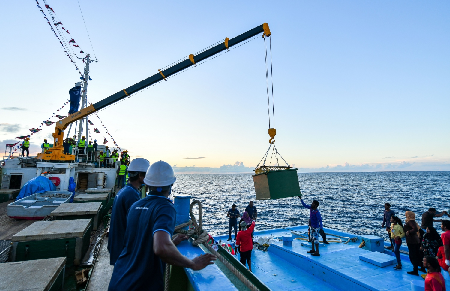 މިފްކޯ އިން މަސް ކިރުމަށް އަލަށް ގެނައި ޖަޒީރާ 103 ބޯޓުން މަސް ކިރަން ފެށުމުގެ ގޮތުން މަސް އަޅާ ދާގަނޑު މަސްބޯޓަކަށް ތިރި ކުރަނީ.--- ފޮޓޯ: ފަޔާޒު މޫސާ | މިހާރު