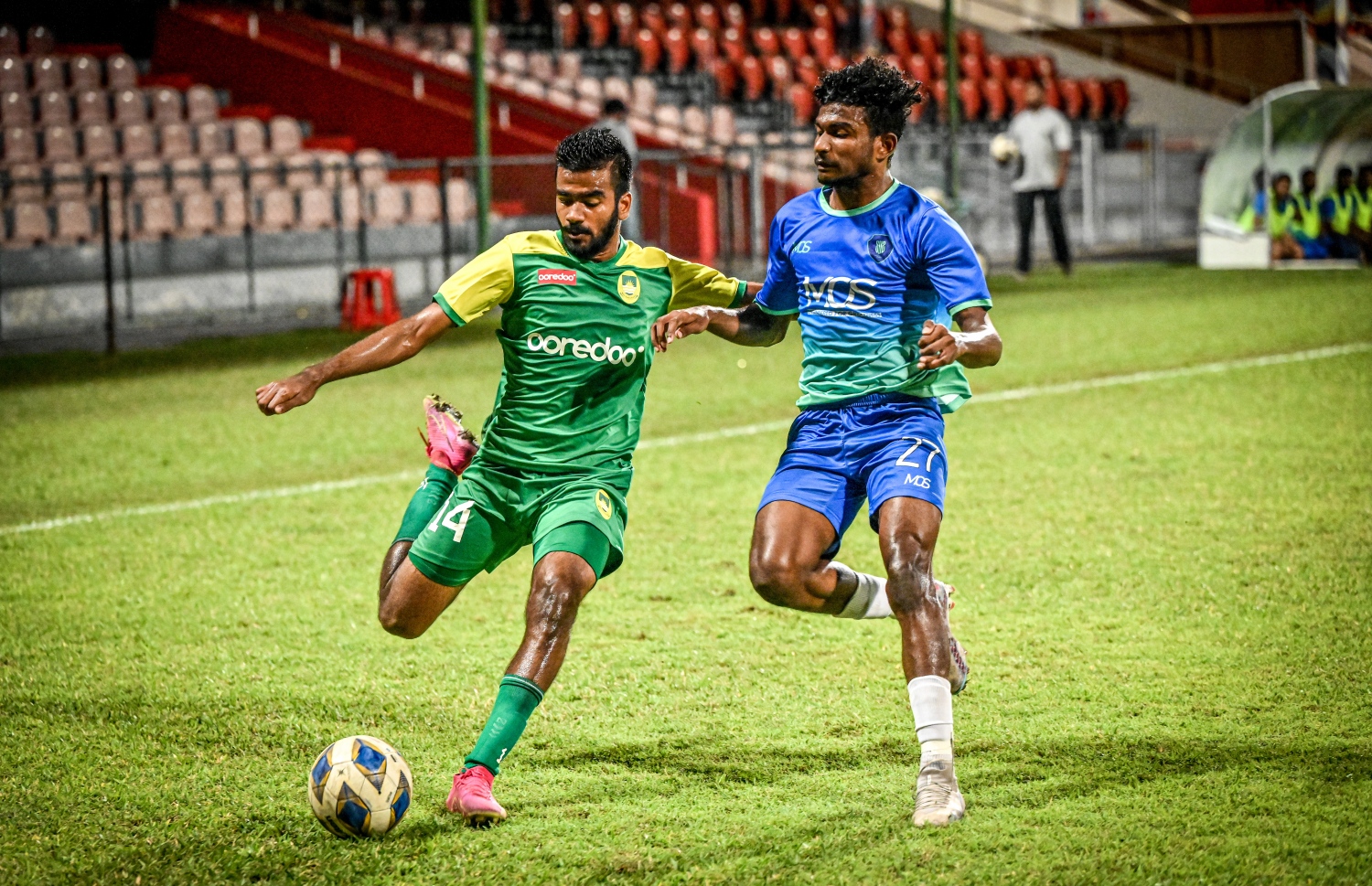 މާޒިޔާގެ ޗޯޓު އަރިމަތިން ހުރަހެއް ނަގާއިރު ސަސްގެ ވިޝާހު އަބްދުލް މަޖީދު އޭނާއަށް ހުރަސް އަޅަން މަސައްކަތް ކުރަނީ.-- ފޮޓޯ: ނިޝާން އަލީ/ މިހާރު