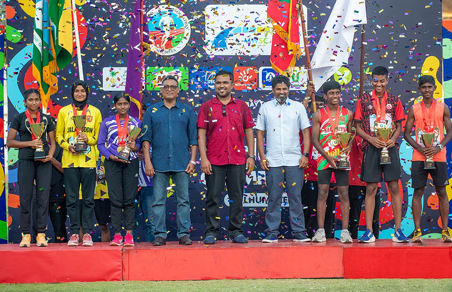 މިއަހަރު މުބާރާތުގެ އެންމެ މޮޅު އެތުލީޓުން؛ (ކ-ވ) އިބްރާހިމް އާދަމް، އިލާން، ޒައިން އަދި (ވ-ކ) ލަޔާނާ، އަހުނާ، ޒީވާ.-- ފޮޓޯ: އެތުލެޓިކްސް އެސޯސިއޭޝަން