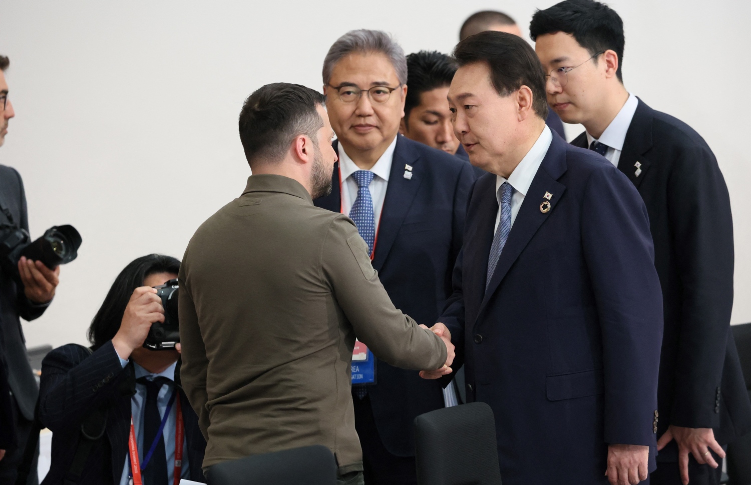 ޖަޕާންގެ ހީރޯޝީމާގައި އޮތް ޖީ7ގެ ގައުމުތަކުގެ ވެރިންގެ ބައްދަލުވުމުގައި ޚާއްސަ މެހެމާނެއްގެ ގޮތުގައި ޔޫކްރޭންގެ ރައީސް ވޮލޮޑިމީރް ޒެލެންސްކީ ބައިވެރިވެވަޑައިގަންނަވަނީ. --އޭއެފްޕީ