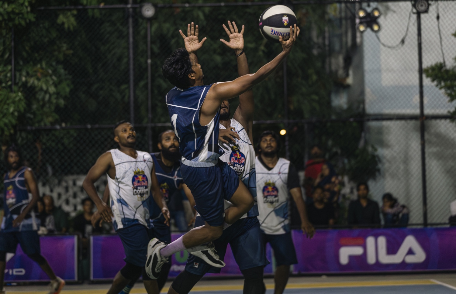 ފައިނަލް މެޗުގައި އަންރޭންކްޑް އާއި ސްނެޕާސް ކުޅުނު މެޗުގެ ތެރެއިން.-- ފޮޓޯ: މުހައްމަދު އަހުސަން/ ރެޑްބުލް ކޮންޓެންޓް ޕޫލް