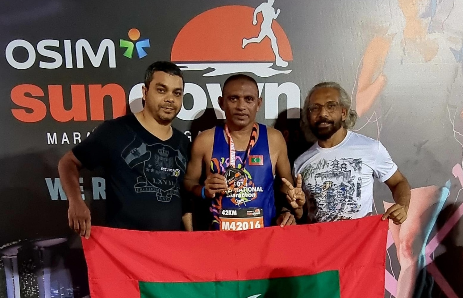 ސިންގަޕޫރު މެރަތަންގައި ނަސްރު ވާދަ ކުރަން އޭނާ އަށް އެހީތެރިވި ކުރީގެ ފިލުމީ ތަރި އިސްމާއީލް ވަޖީހް އާއި އަދި ސިންގަޕޫރުގައި ދިރިއުޅޭ އެހެން ދިވެއްސެއް ކަމަށްވާ އިޖްޢާން