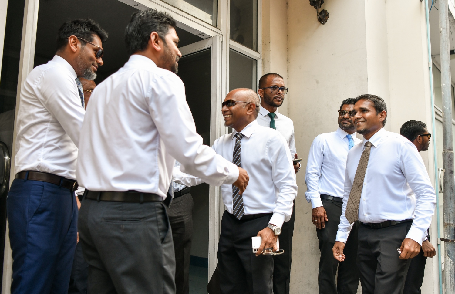 ކުރީގެ ރައީސް އަދި ރައްޔިތުންގެ މަޖިލިހުގެ ރައީސް މުހައްމަދު ނަޝީދު އުފައްދަން އުޅުއްވާ އާ ސިޔާސީ ޕާޓީ "ދަ ޑިމޮކްރެޓްސް" ގެ ހުއްދަ އަށް އެދި އިލެކްޝަންސް ކޮމިޝަނަށް ފޯމު ހުށަހެޅުމަށްޓަކައި އެ ކަމުގައި އިސްކޮށް އުޅުއްވާ ބައެއް މެމްބަރުން އެ ކޮމިޝަނަށް ވަދެވަޑައިގަންނަވަނީ.---ފޮޓޯ: ފަޔާޒު މޫސާ| މިހާރު