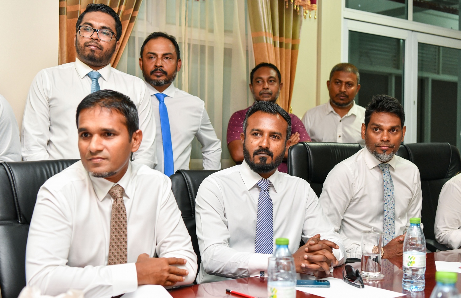 ރައްޔިތުންގެ މަޖިލީހުގެ ރައީސް އަދި އެމްޑީޕީގެ ރައީސް މުހައްމަދު ނަޝީދުގެ އާ ޕާޓީ، "ދަ ޑިމޮކްރެޓްސް" އުފެއްދުމުގެ ހުއްދައަށް އެދި އިލެކްޝަންސް ކޮމިޝަނަށް ފޯމު ހުށަހެޅުމަށް ފަހު ބޭއްވި ބައްދަލުވުމުގައި ހދ. ކުޅުދުއްފުށީގެ މޭޔަރު މުހައްމަދު އާތިފާއި ރައްޔިތުންގެ މަޖިލިހުގެ ބައެއް މެމްބަރުން ބައިވެރިވެވަޑައިގަންނަވަނީ.--- ފޮޓޯ: ފަޔާޒު މޫސާ | މިހާރު