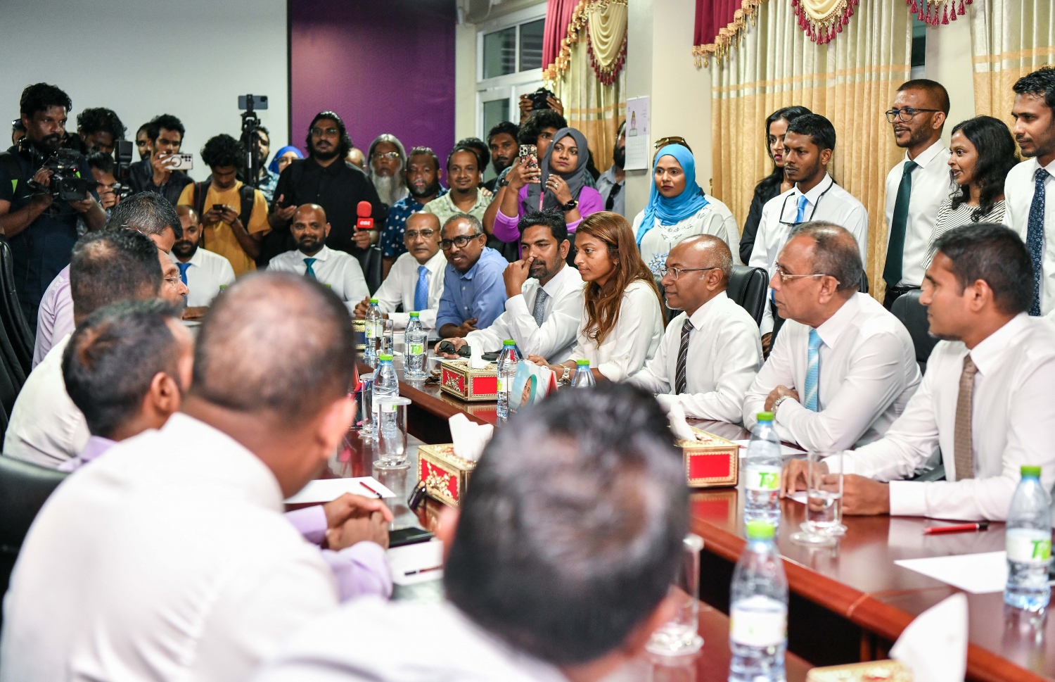 "ދަ ޑިމޮކްރެޓްސް"ގެ ނަމުގައި ޕާޓީ ހަދަން ހުއްދައަށް އެދި އިލެކްޝަނަށް ފޯމު ހުށަހަޅަނީ. -- ފޮޓޯ: ފަޔާޒު މޫސާ | މިހާރު