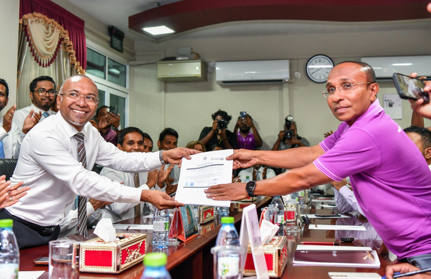 އެމްޑީޕީގެ ރައީސް މުހައްމަދު ނަޝީދުގެ އާ ޕާޓީ އުފެއްދުމުގެ ފޯމު ހެންވޭރު ހުޅަނގު ދާއިރާގެ މެމްބަރު ހަސަން ލަތީފް، އީސީގެ ނައިބު ރައީސް އިސްމާއިލް ހަބީބާ ހަވާލުކުރައްވަނީ.--- ފޮޓޯ: ފަޔާޒު މޫސާ | މިހާރު