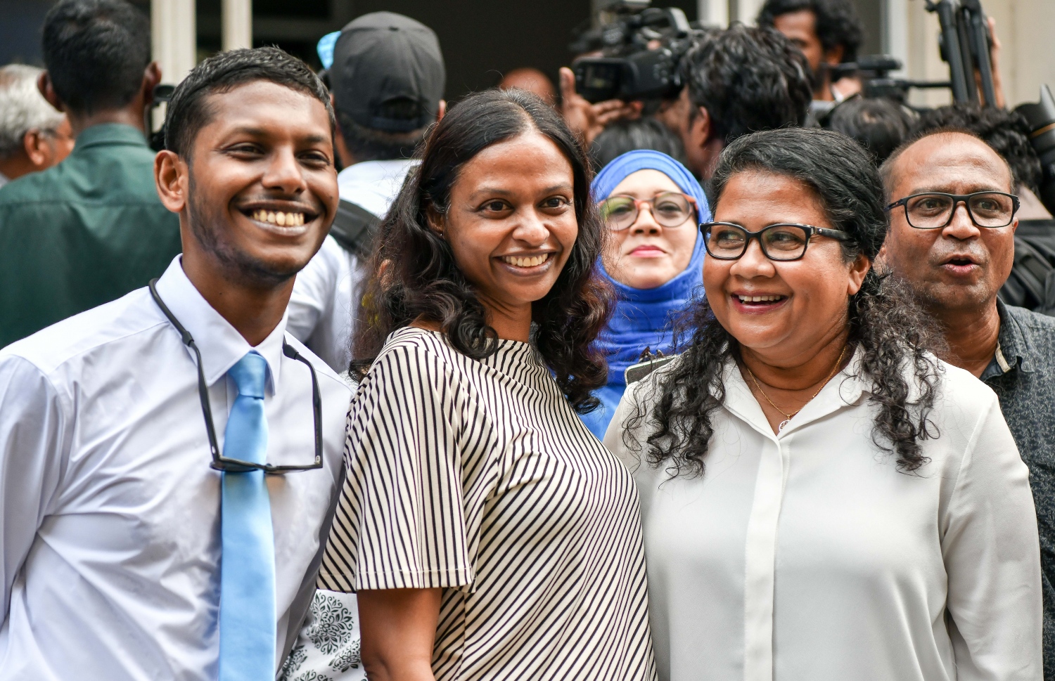 "ދަ ޑިމޮކްރެޓްސް" ގެ ނަމުގައި އާ ޕާޓީއެއް އުފެއްދުމުގެ ހުއްދައަށް އެދި އިލެކްޝަންސް ކޮމިޝަނަށް ފޯމު ހުށަހެޅުމަށް ފަހު، ރައްޔިތުންގެ މަޖިލިހުގެ ރައީސް ނަޝީދުގެ ފެކްޝަންގެ ބައެއް މެމްބަރުން ފޮޓޯއަކަށް ހުއްޓިގެން.--- ފޮޓޯ: ފަޔާޒު މޫސާ | މިހާރު