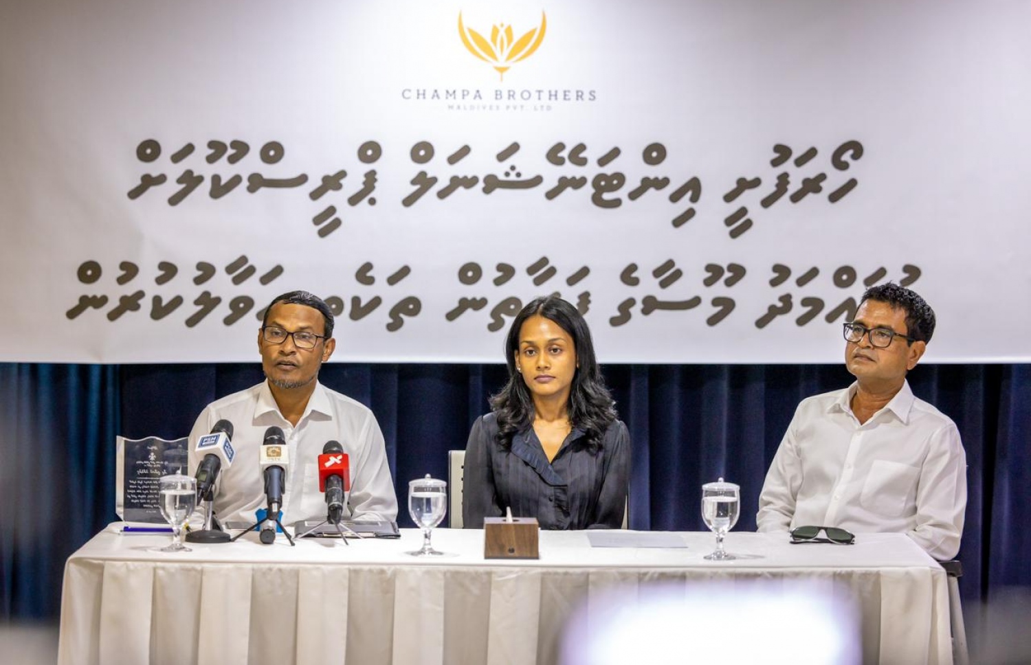 ހޯރަފުށީ އިންޓަނޭޝަނަލް ސްކޫލަށް އުއްޗުގެ ފަރާތުން ދޭ އެހީ ހަވާލުކުރަން މިއަދު ބޭއްވި ރަސްމިއްޔާތުގައި އޭނާގެ ދަރިކަނބަލުން ސާރާ، އެ ދާއިރާގެ މެމްބަރު ސަލީމް (ކ) އަދި ހޯރަފުށީ ކައުންސިލްގެ ރައީސް ވަހީދު ބައިވެރިވެވަޑައިގަންނަވަނީ.-
