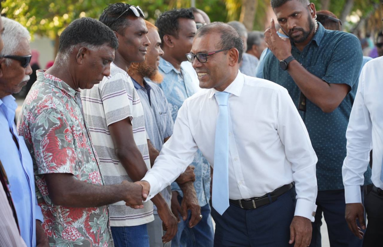 ނަޝީދުގެ އާ ޕާޓީން ބޭނުން ކުރާ ކުލައިގެ ޓައި ތުރުކުރައްވައިގެން މީހުންނާ ސަލާން ކުރައްވަނީ--ފޮޓޯ: މަޖިލިސް