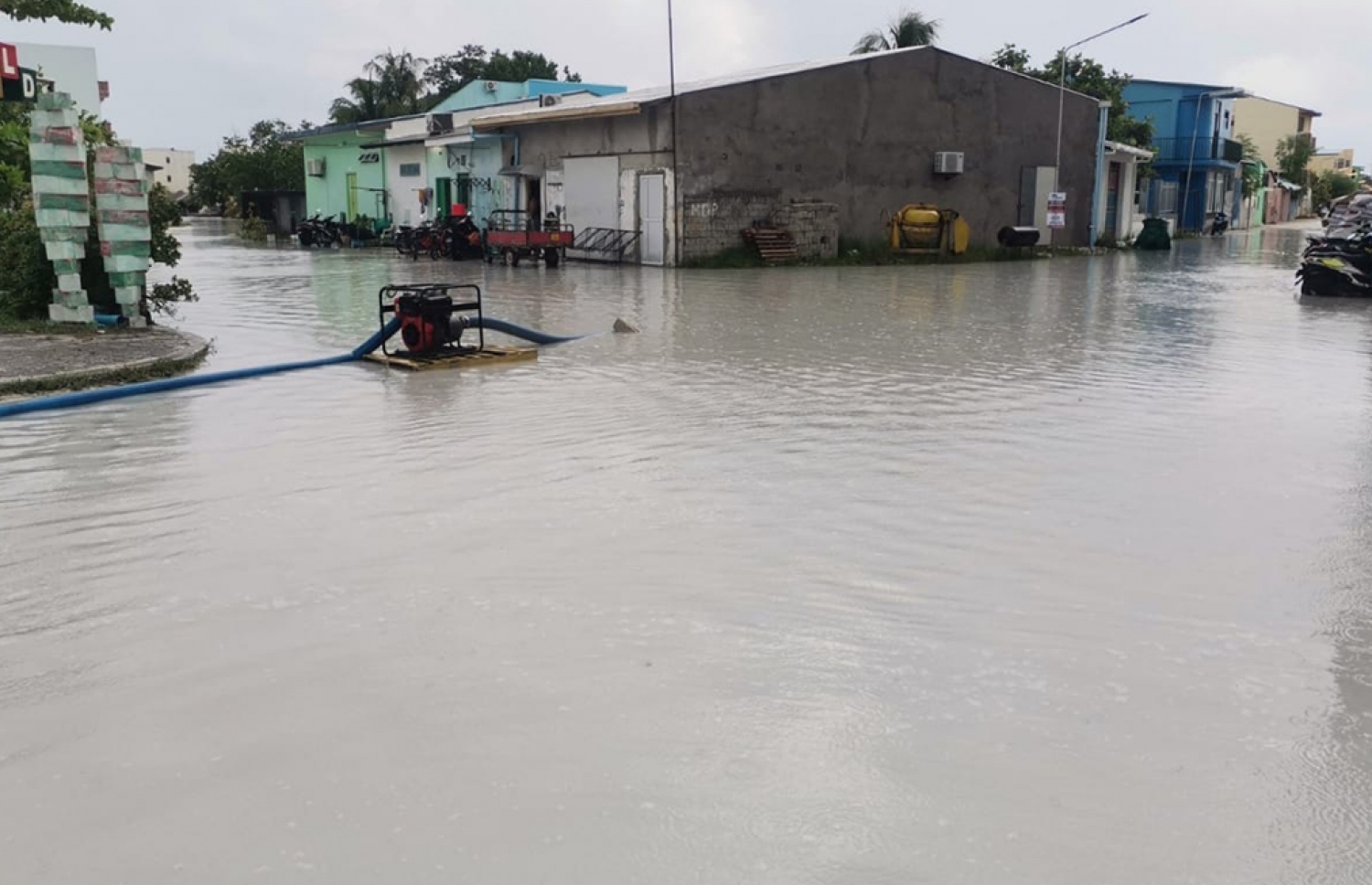 ނައިފަރުގައި ފެން ބޮޑުވެފައިވާ މަގެއްގައި ޕަމްޕު ބަހައްޓައިގެން ފެން ހިންދަނީ.-- ފޮޓޯ: އެމްއެންޑީއެފް