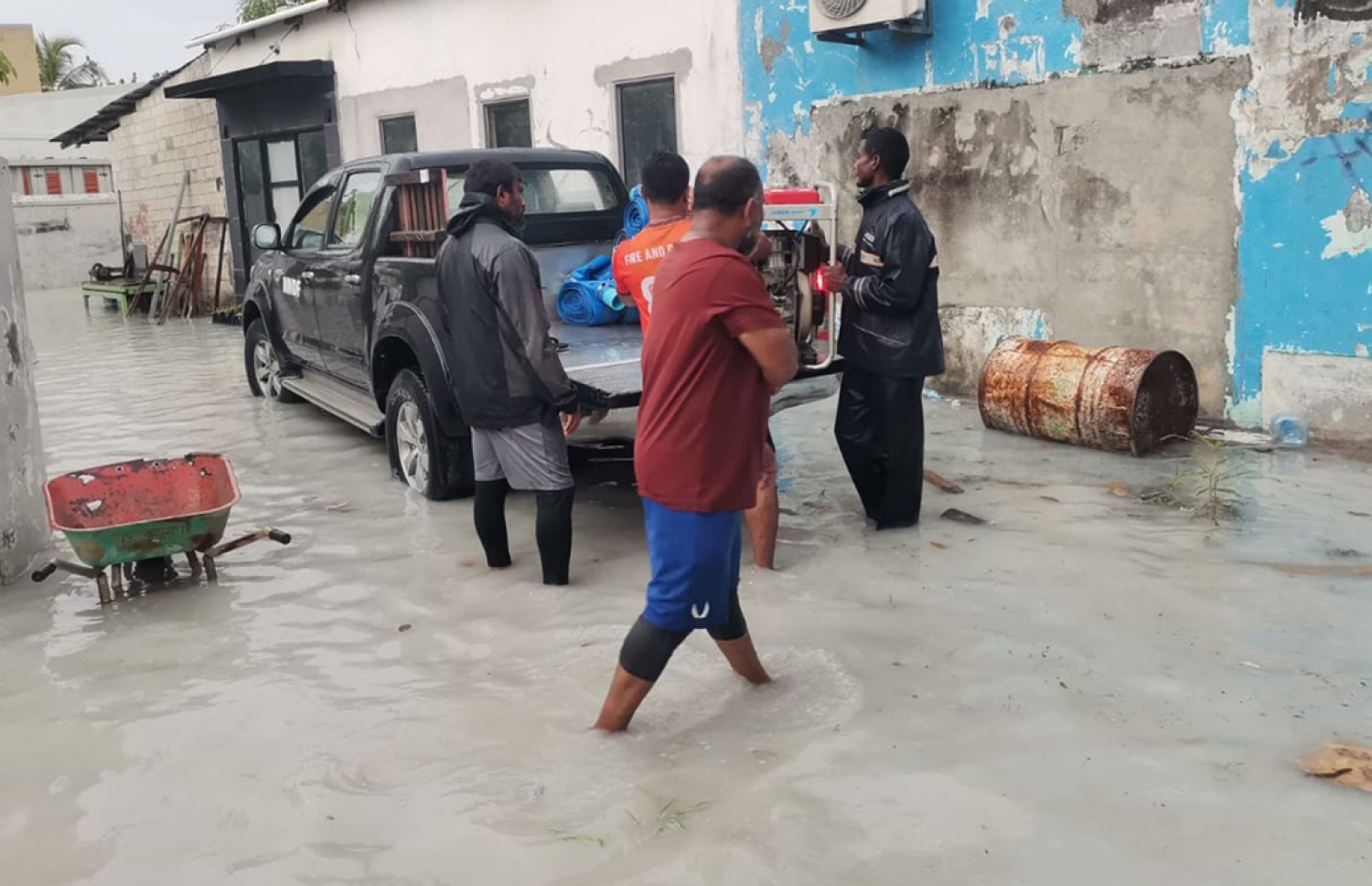 ނައިފަރުގައި ފެން ބޮޑުވުމުން ސިފައިން ފެން ހިންދުމުގެ މަސައްކަތް ކުރަނީ. -- ފޮޓޯ: އެންއެންޑީއެފް