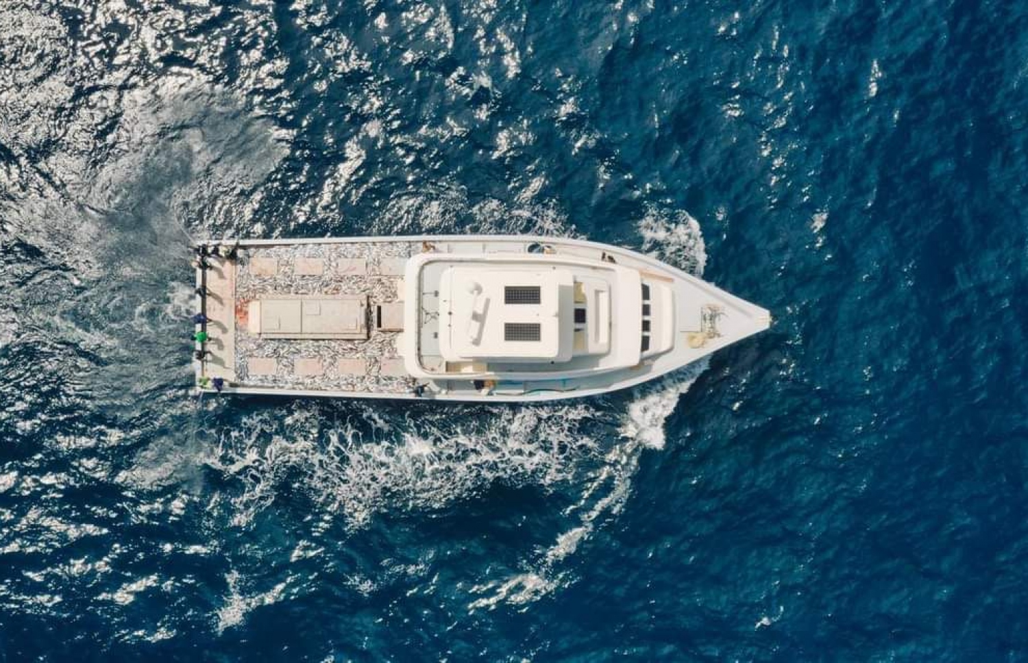 ނޯއާ ދޯނި ކަނޑުގައި މަސްބާނަން މަޑުކޮށްލައިގެން.--