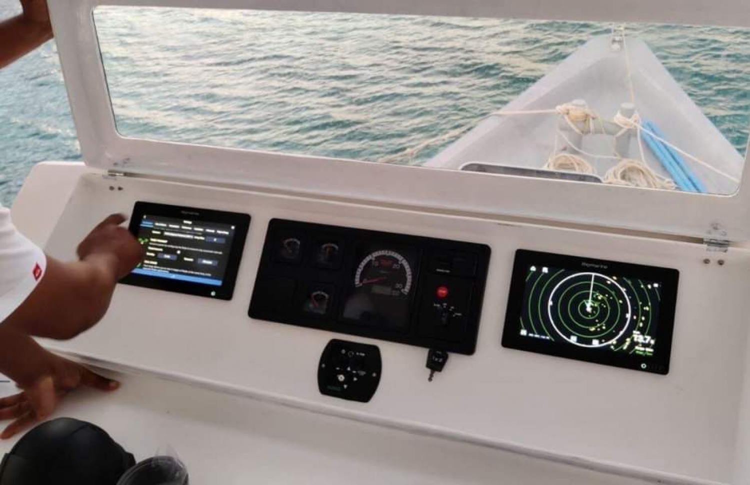 ނޯއާ ދޯނި: އެ ދޯންޏަކީ އެންމެ ފަހުގެ ޒަމާނީ ޓެކްނޮލޮޖީއާ އެކު ބަނދެފައިވާ އުޅަނދެއް.--