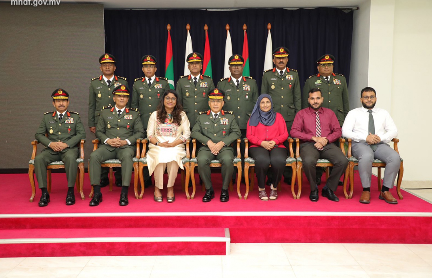 ބްރިގޭޑިއާ ޖެނެރަލް އަބްދުލް މަތީން އަހުމަދު ރިޓަޔާކުރެއްވުމާ ގުޅިގެން އެމްއެންޑީއެފުން ބޭއްވި ރަސްމިއްޔާތުގައި ސިފައިންގެ އިސްވެރިންނާއި މަތީންގެ އާއިލީ ބޭފުޅުން ފޮޓޯއަކަށް ހުއްޓިވަޑައިގެން.-- ފޮޓޯ: އެމްއެންޑީއެފް