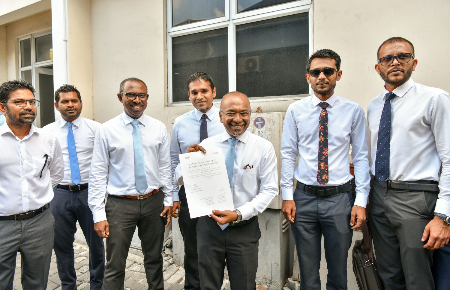 "ދަ ޑިމޮކްރެޓްސް" އުފައްދަން ހުށަހެޅުއްވި މެމްބަރު ހަސަން ލަތީފު، އިލެކްޝަން ކޮމިޝަނުން ދިން ސިޔާސީ ޕާޓީ އުފެއްދުމުގެ ހުއްދައިގެ ލިޔުން ނޫސްވެރިންނަށް ދައްކާލަނީ.-- ފޮޓޯ: ނިޝާން އަލީ | މިހާރު