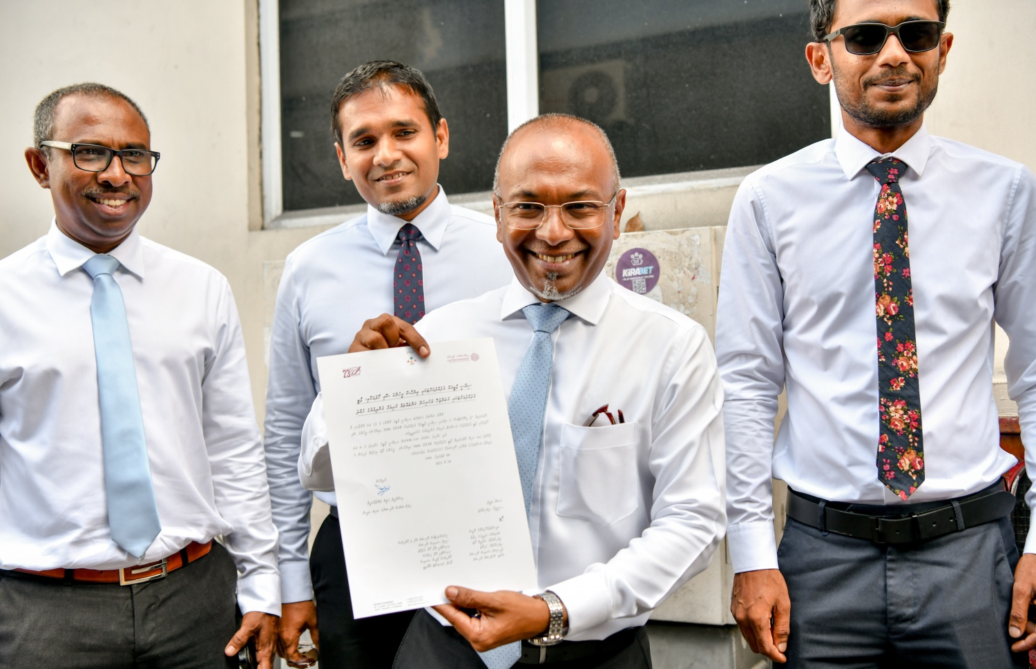 ޑިމޮކްރެޓްސް އުފެއްދުމަށް ލިބުނު ހުއްދައިގެން ލިޔުން އެ ޕާޓީ އުފައްދަން ހުށަހެޅުއްވި ހަސަން ލަތީފް މީޑިއާ އަށް ދައްކާލަނީ.-- ފޮޓޯ: ފަޔާޒް މޫސާ | މިހާރު