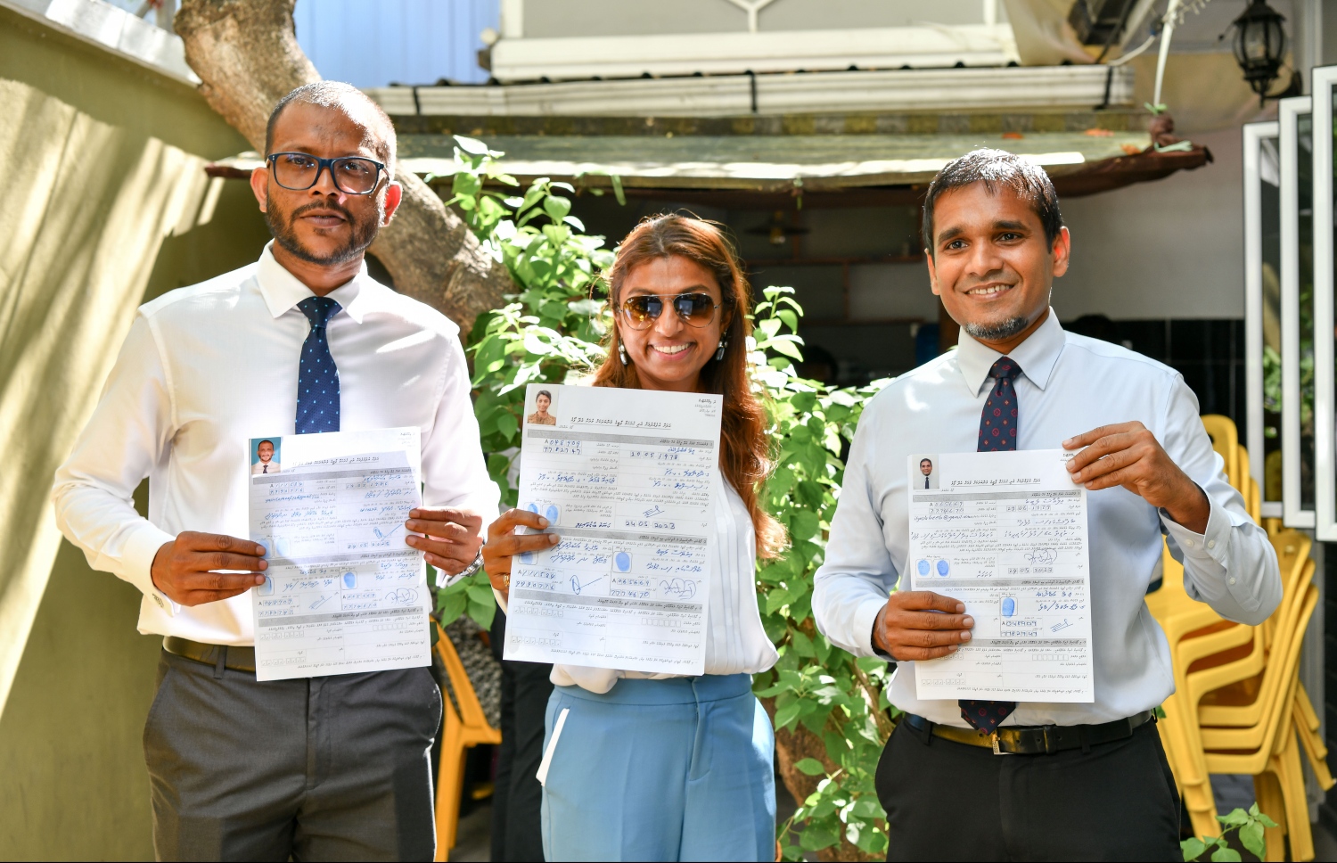 ދަ ޑިމޮކްރެޓްސް އަށް މިއަދު ސޮއިކުރެއްވުމަށް ފަހު (ކ-ވ) ހުޅުދޫ ދާއިރާގެ މެމްބަރު އިލްޔާސް ލަބީބާއި ގަލޮޅު އުތުރު ދާއިރާގެ މެމްބަރު އީވާ އަބްދުﷲ އަދި ކުޅުދުއްފުށި އުތުރު ދާއިރާގެ މެމްބަރު ޔާސިރު އަބްދުއްލަތީފް ފޯމާ އެކު ފޮޓޯއެއް ނަންގަވަނީ.---ފޮޓޯ: ނިޝާން އަލީ| މިހާރު