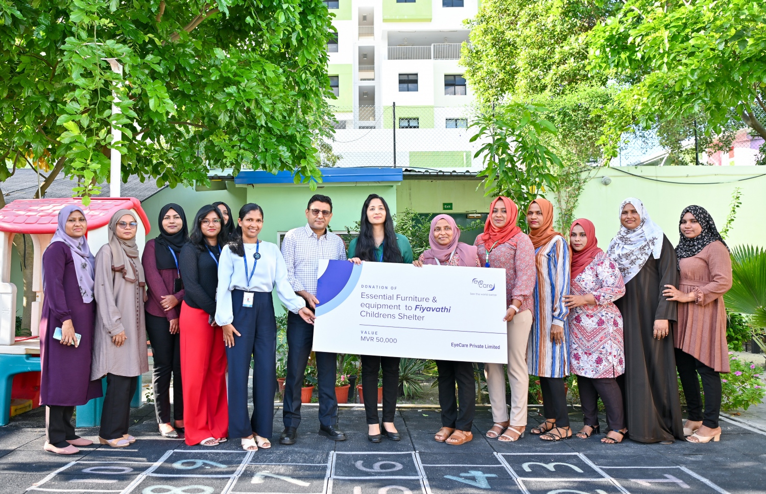 އައި ކެއާގެ އެހީގެ ރަމްޒީ ލިޔުން ހަވާލު ކުރުމަށް މިއަދު ބޭއްވި ރަސްމިއްޔާތުގައި އެ ދެ ތަނުގެ ބައެއް މުވައްޒަފުން ފޮޓޯއަކަށް ހުއްޓިގެން.--- ފޮޓޯ: ފަޔާޒް މޫސާ | މިހާރު