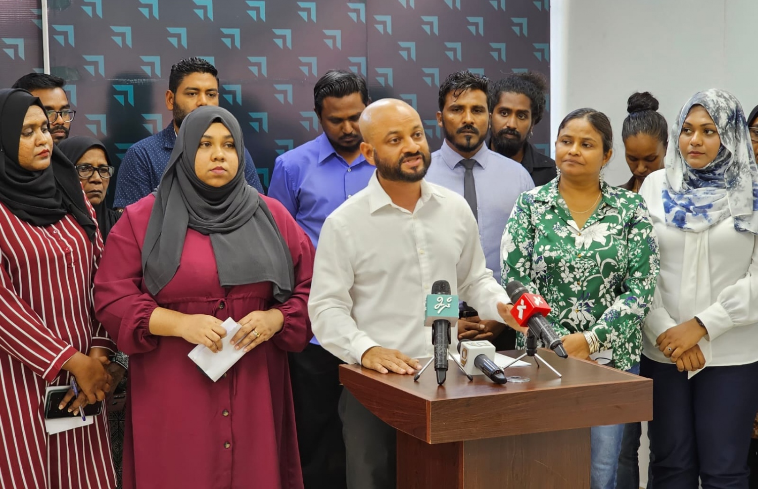 އެމްއާރުއެމް އުވާލަން ނިންމުމާ ގުޅިގެން ބޭއްވި ޕްރެސް ކޮންފަރެންސްގައި އެ ޕާޓީގެ ރައީސް ފާރިސް މައުމޫން ވާހަކަދައްކަވަނީ.-- ފޮޓޯ: އެމްއާރުއެމް