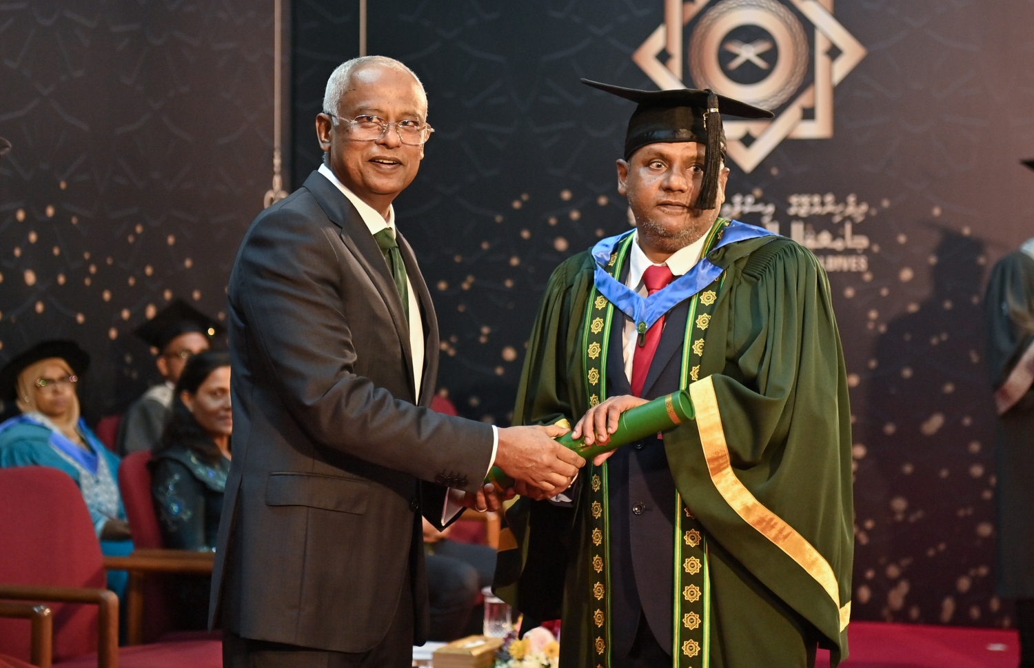 އިސްލާމިކް ޔުނިވާސިޓީން އިމާމުކަމުގެ ޑިގްރީ ހާސިލްކުރެއްވި ރައީސް އިބްރާހިމް މުހައްމަދު ސޯލިހުގެ ކޮއްކޯފުޅު ޝާޒަށް، އެ މަނިކުފާނު ރޭ ސެޓްފިކެޓް ހަވާލުކޮށްދެއްވަނީ.-- ފޮޓޯ: ރައީސް އޮފީސް