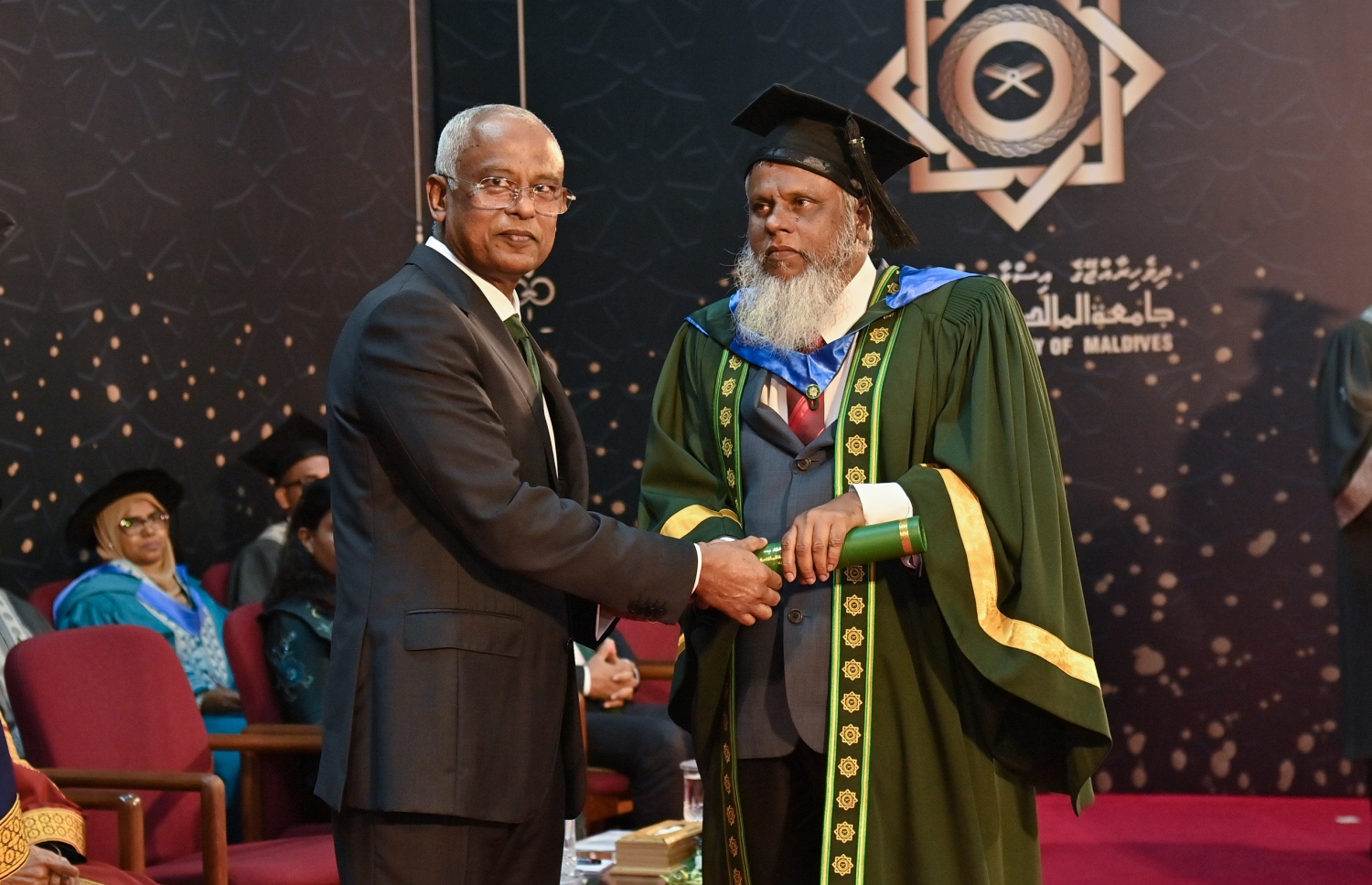 އިސްލާމިކް ޔުނިވާސިޓީން އިމާމުކަމުގެ ޑިގްރީ ހާސިލްކުރެއްވި ރައީސް އިބްރާހިމް މުހައްމަދު ސޯލިހުގެ ކޮއްކޯފުޅު މޫސަބެއަށް، އެ މަނިކުފާނު ރޭ ސެޓްފިކެޓް ހަވާލުކޮށްދެއްވަނީ.-- ފޮޓޯ: ރައީސް އޮފީސް