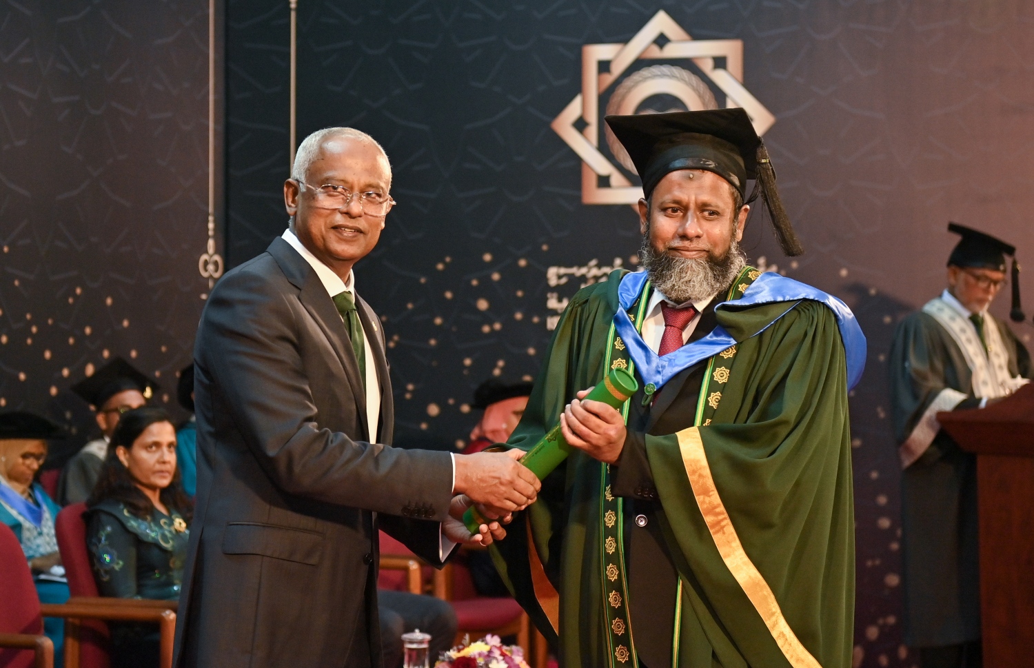 އިސްލާމިކް ޔުނިވާސިޓީން އިމާމުކަމުގެ ޑިގްރީ ހާސިލްކުރެއްވި ރައީސް އިބްރާހިމް މުހައްމަދު ސޯލިހުގެ ކޮއްކޯފުޅު ހުސެއިނަށް، އެ މަނިކުފާނު ރޭ ސެޓްފިކެޓް ހަވާލުކޮށްދެއްވަނީ.-- ފޮޓޯ: ރައީސް އޮފީސް