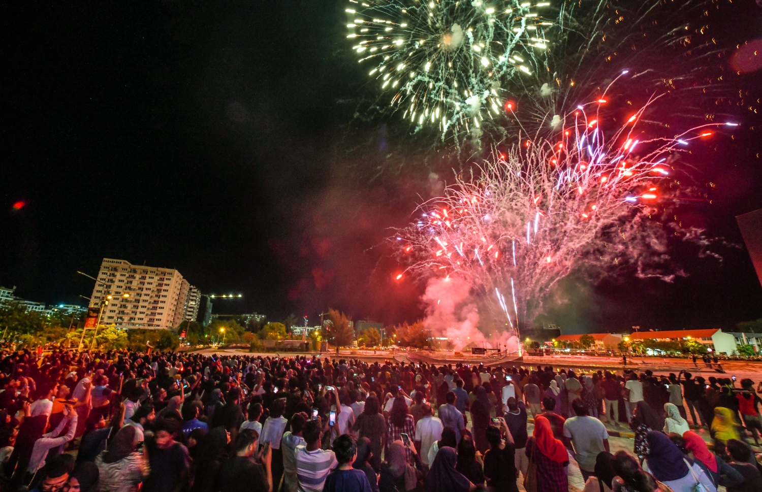 ރޭ ސެންޓްރަލް ޕާކުގައި ޒުވާނުންނަށް ހާއްސަކޮށްގެން ބޭއްވި "ފުރަވީރުން" ޝޯގައި ހަވާ އަރުވަނީ .-- ފޮޓޯ: ފަޔާޒް މޫސާ /މިހާރު