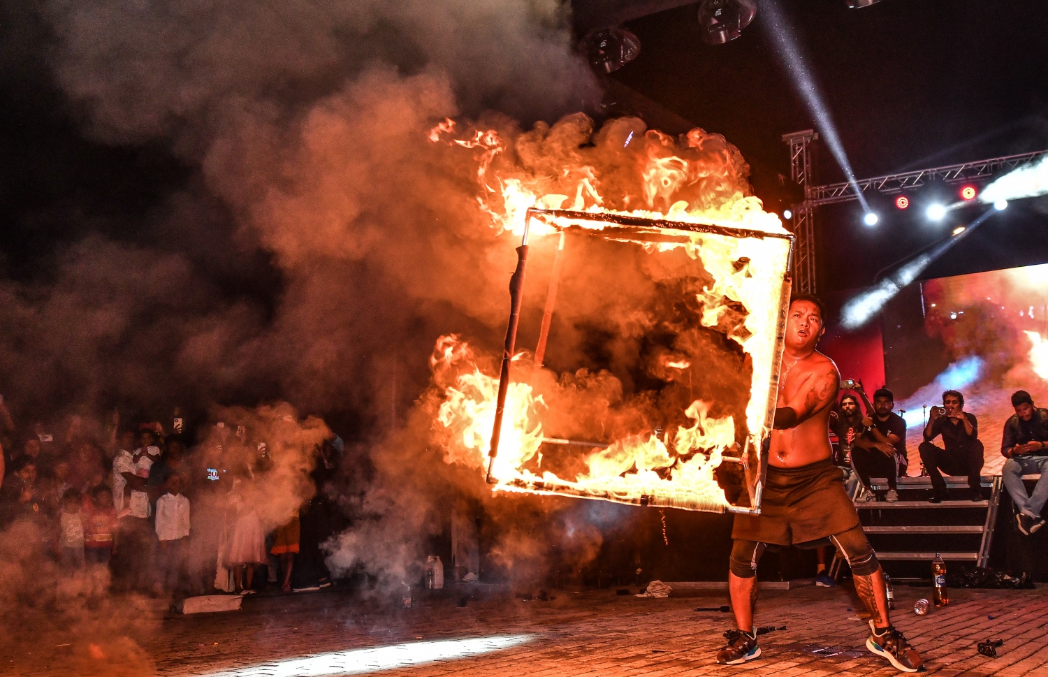 ރޭ ސެންޓްރަލް ޕާކުގައި ޒުވާނުންނަށް ހާއްސަކޮށްގެން ބޭއްވި ޝޯގައި އަލިފާނުގެ ހަރަކާތެއް ކުރިއަށް ދަނީ.-- ފޮޓޯ: ނިޝާން އަލީ/މިހާރު