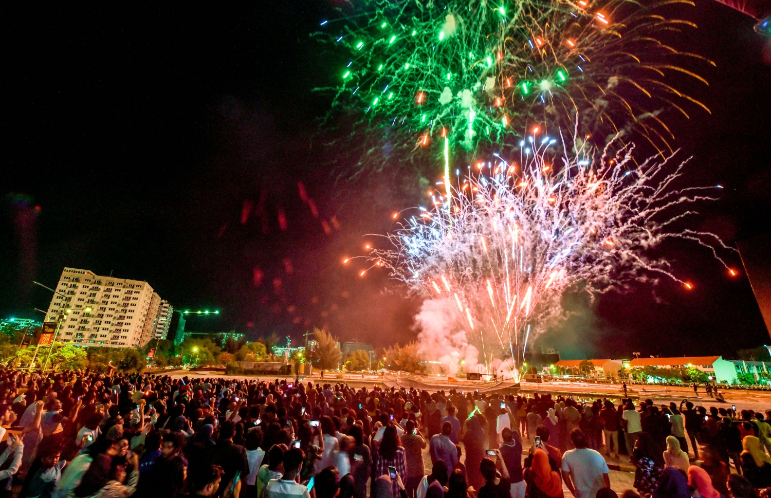 ރޭ ސެންޓްރަލް ޕާކުގައި ޒުވާނުންނަށް ހާއްސަކޮށްގެން ބޭއްވި "ފުރަވީރުން" ޝޯގައި ހަވާ އަރުވަނީ .-- ފޮޓޯ: ފަޔާޒް މޫސާ /މިހާރު