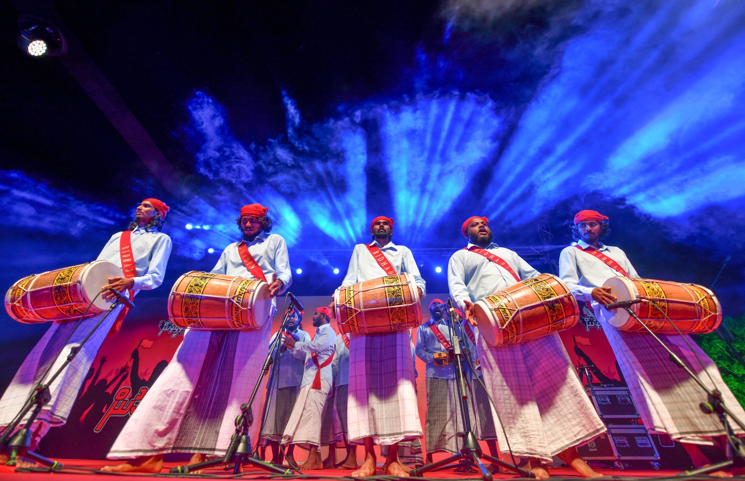 ރޭ ސެންޓްރަލް ޕާކުގައި ޒުވާނުންނަށް ހާއްސަކޮށްގެން ބޭއްވި "ފުރަވީރުން" ޝޯގައި ބޮޑުބެރުގެ އައިޓަމެއް ހުށަހަޅައިދެނީ .-- ފޮޓޯ: ފަޔާޒް މޫސާ/މިހާރު