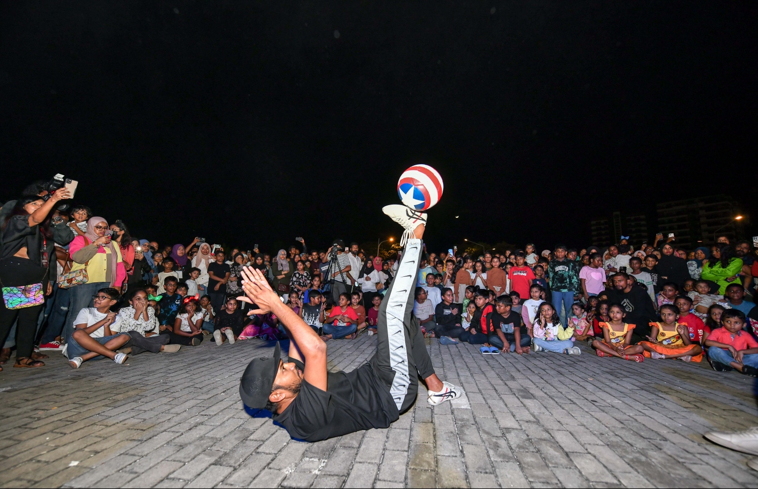 ރޭ ސެންޓްރަލް ޕާކުގައި ޒުވާނުންނަށް ހާއްސަކޮށްގެން ބޭއްވި ޝޯގައި ފްރީ ސްޓައިލް ހަރަކާތެއް ކުރިއަށް ދަނީ.-- ފޮޓޯ: ފަޔާޒް މޫސާ /މިހާރު