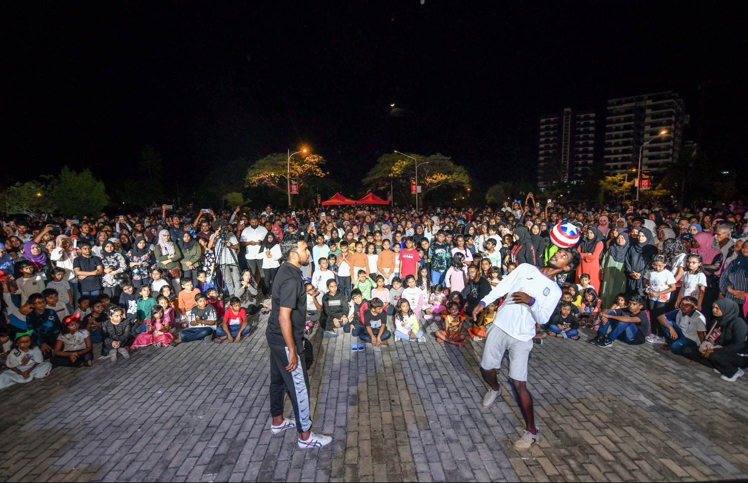 ރޭ ސެންޓްރަލް ޕާކުގައި ޒުވާނުންނަށް ހާއްސަކޮށްގެން ބޭއްވި ޝޯގައި ފްރީ ސްޓައިލް ހަރަކާތެއް ކުރިއަށް ދަނީ.-- ފޮޓޯ: ފަޔާޒް މޫސާ /މިހާރު