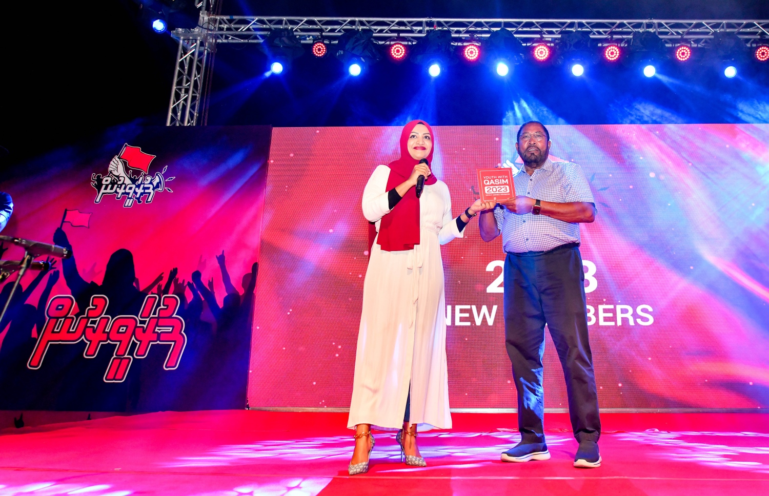 ހުޅުމާލެ- މޭއި 25، 2023: ރޭ ސެންޓްރަލް ޕާކުގައި ޒުވާނުންނަށް ހާއްސަކޮށްގެން ބޭއްވި ފޯރިގަދަ ޝޯގައި ޓްރާންސްޕޯޓް މިނިސްޓަރު އައިޝަތު ނަހުލާ އާއި ގާސިމް އިބްރާހިމް ބައިވެރިވެވަޑައިގަންނަވަނީ.-- ފޮޓޯ: ނިޝާން އަލީ/މިހާރު