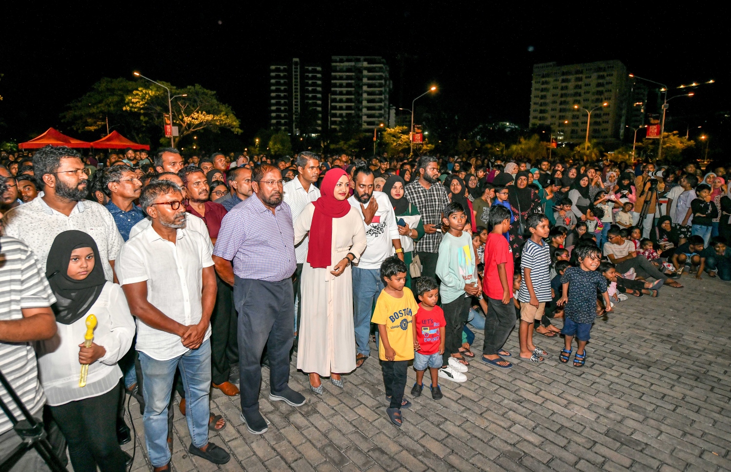 ހުޅުމާލެ- މޭއި 25، 2023: ރޭ ސެންޓްރަލް ޕާކުގައި ޒުވާނުންނަށް ހާއްސަކޮށްގެން ބޭއްވި ފޯރިގަދަ ޝޯގައި ޓްރާންސްޕޯޓް މިނިސްޓަރު އައިޝަތު ނަހުލާ އާއި ގާސިމް އިބްރާހިމް ބައިވެރިވެވަޑައިގަންނަވަނީ.-- ފޮޓޯ: ނިޝާން އަލީ/މިހާރު