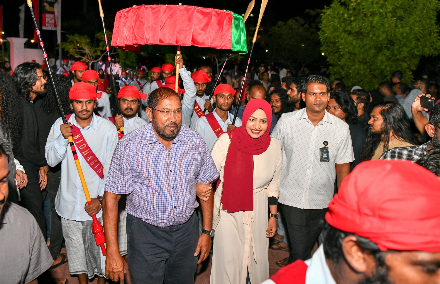 ހުޅުމާލެ- މޭއި 25، 2023: ރޭ ސެންޓްރަލް ޕާކުގައި ޒުވާނުންނަށް ހާއްސަކޮށްގެން ބޭއްވި ފޯރިގަދަ ޝޯ އަށް ޓްރާންސްޕޯޓް މިނިސްޓަރު އައިޝަތު ނަހުލާ އާއި ގާސިމް އިބްރާހިމް ވަޑައިގަންނަވަނީ.-- ފޮޓޯ: ނިޝާން އަލީ/މިހާރު