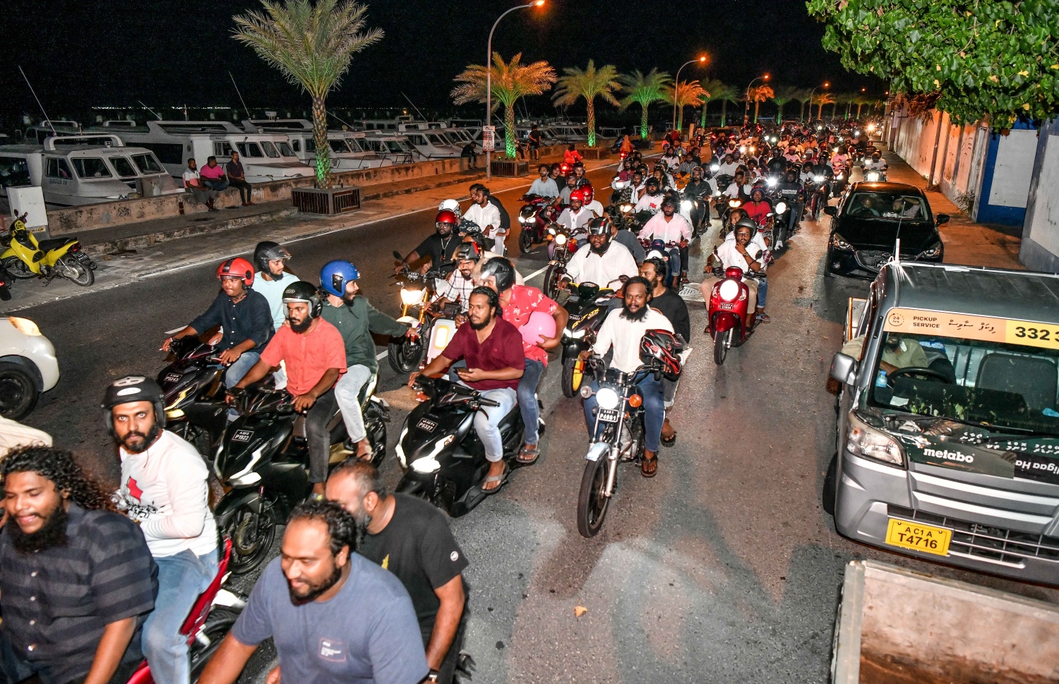 ރޭ ސެންޓްރަލް ޕާކުގައި ޒުވާނުންނަށް ހާއްސަކޮށްގެން ބޭއްވި ފޯރިގަދަ "ފުރަވީރުން" ޝޯގައި ބައިވެރިވުމަށް ޒުވާނުންތަކެއް ސައިކަލުތަކުގައި ދަނީ.-- ފޮޓޯ:  ނިޝާން އަލީ/މިހާރު