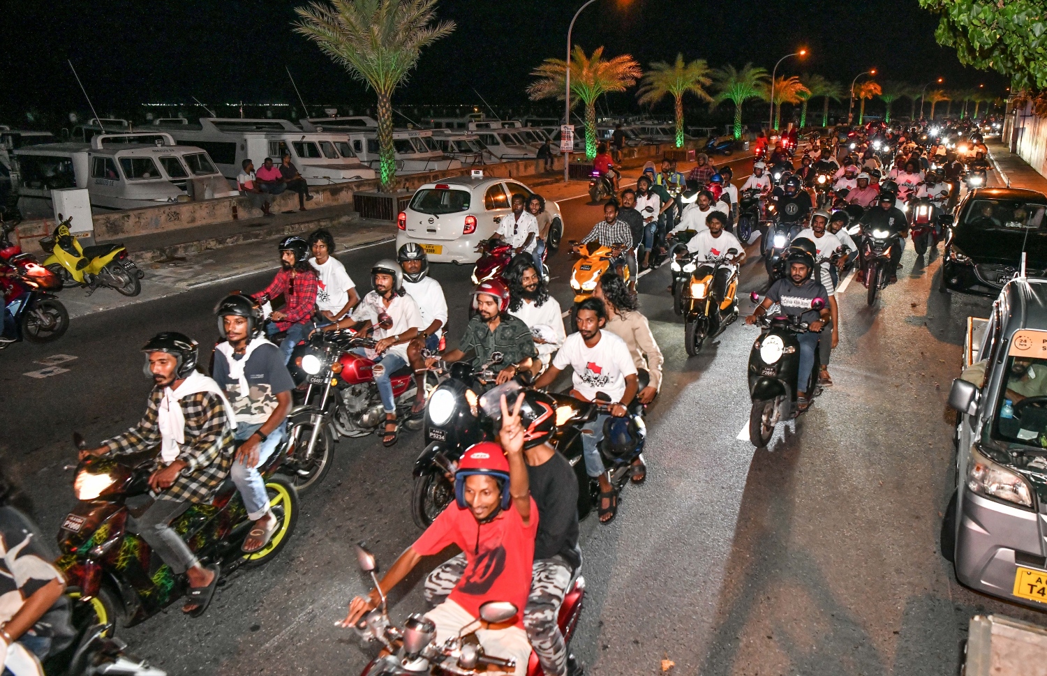 ރޭ ސެންޓްރަލް ޕާކުގައި ޒުވާނުންނަށް ހާއްސަކޮށްގެން ބޭއްވި ފޯރިގަދަ "ފުރަވީރުން" ޝޯގައި ބައިވެރިވުމަށް ޒުވާނުންތަކެއް ސައިކަލުތަކުގައި ދަނީ.-- ފޮޓޯ:  ނިޝާން އަލީ/މިހާރު