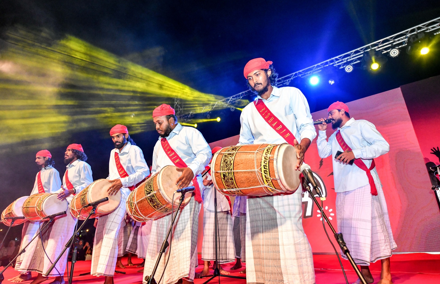 ރޭ ސެންޓްރަލް ޕާކުގައި ޒުވާނުންނަށް ހާއްސަކޮށްގެން ބޭއްވި "ފުރަވީރުން" ޝޯގައި ބޮޑުބެރުގެ އައިޓަމެއް ހުށަހަޅައިދެނީ .-- ފޮޓޯ: ނިޝާން އަލީ/މިހާރު