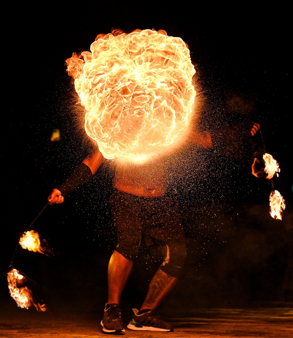 ރޭ ސެންޓްރަލް ޕާކުގައި ޒުވާނުންނަށް ހާއްސަކޮށްގެން ބޭއްވި ޝޯގައި އަލިފާނުގެ ހަރަކާތެއް ކުރިއަށް ދަނީ.-- ފޮޓޯ: ނިޝާން އަލީ/މިހާރު