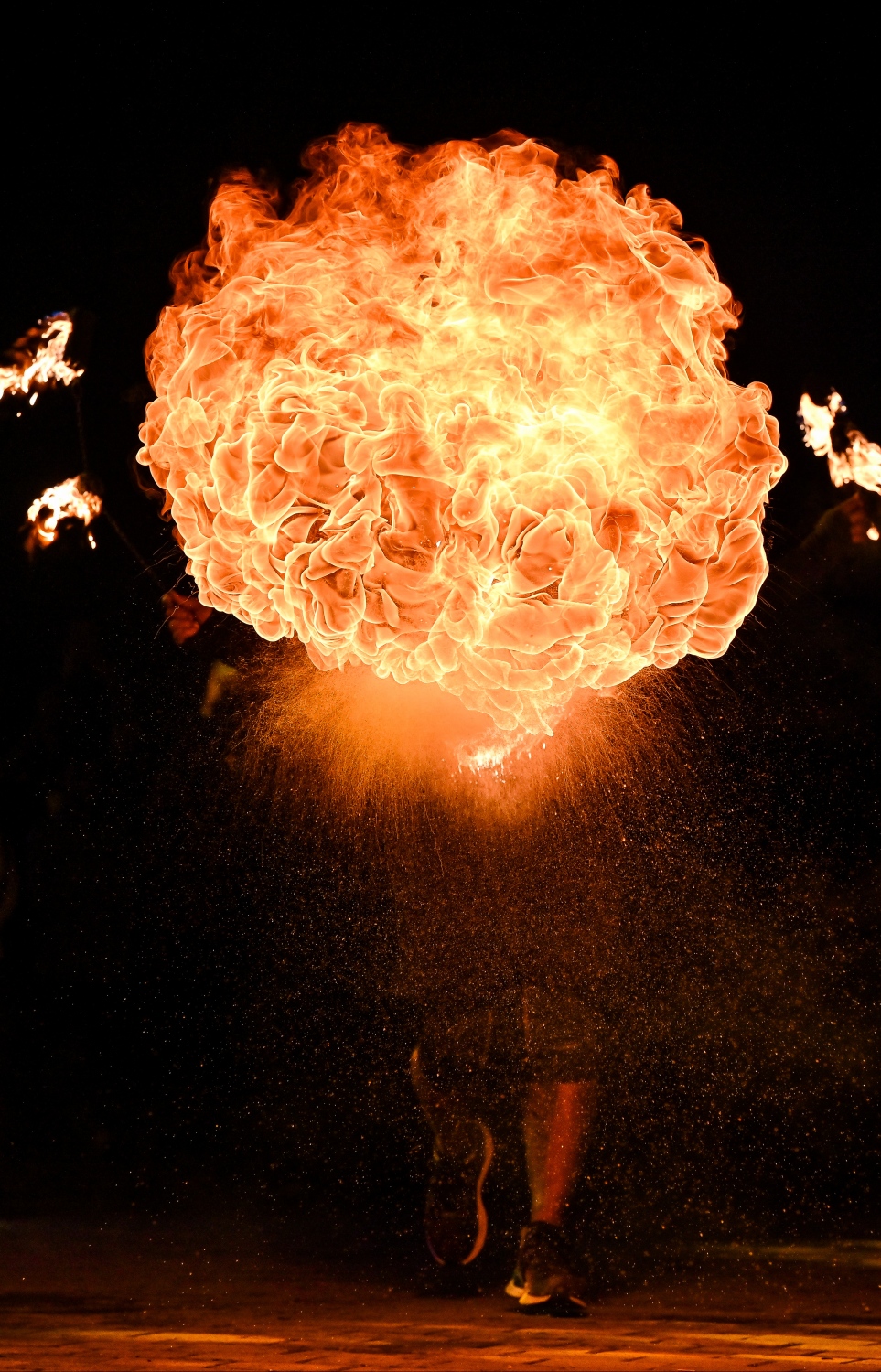 ރޭ ސެންޓްރަލް ޕާކުގައި ޒުވާނުންނަށް ހާއްސަކޮށްގެން ބޭއްވި ޝޯގައި އަލިފާނުގެ ހަރަކާތެއް ކުރިއަށް ދަނީ.-- ފޮޓޯ: ނިޝާން އަލީ/މިހާރު