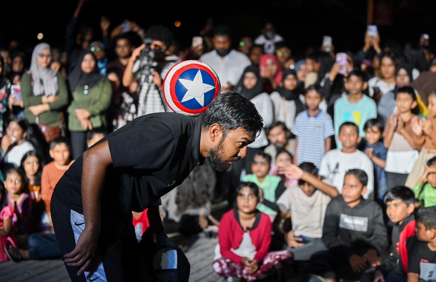 ރޭ ސެންޓްރަލް ޕާކުގައި ޒުވާނުންނަށް ހާއްސަކޮށްގެން ބޭއްވި ޝޯގައި ފްރީ ސްޓައިލް ހަރަކާތެއް ކުރިއަށް ދަނީ.-- ފޮޓޯ: ފަޔާޒް މޫސާ /މިހާރު