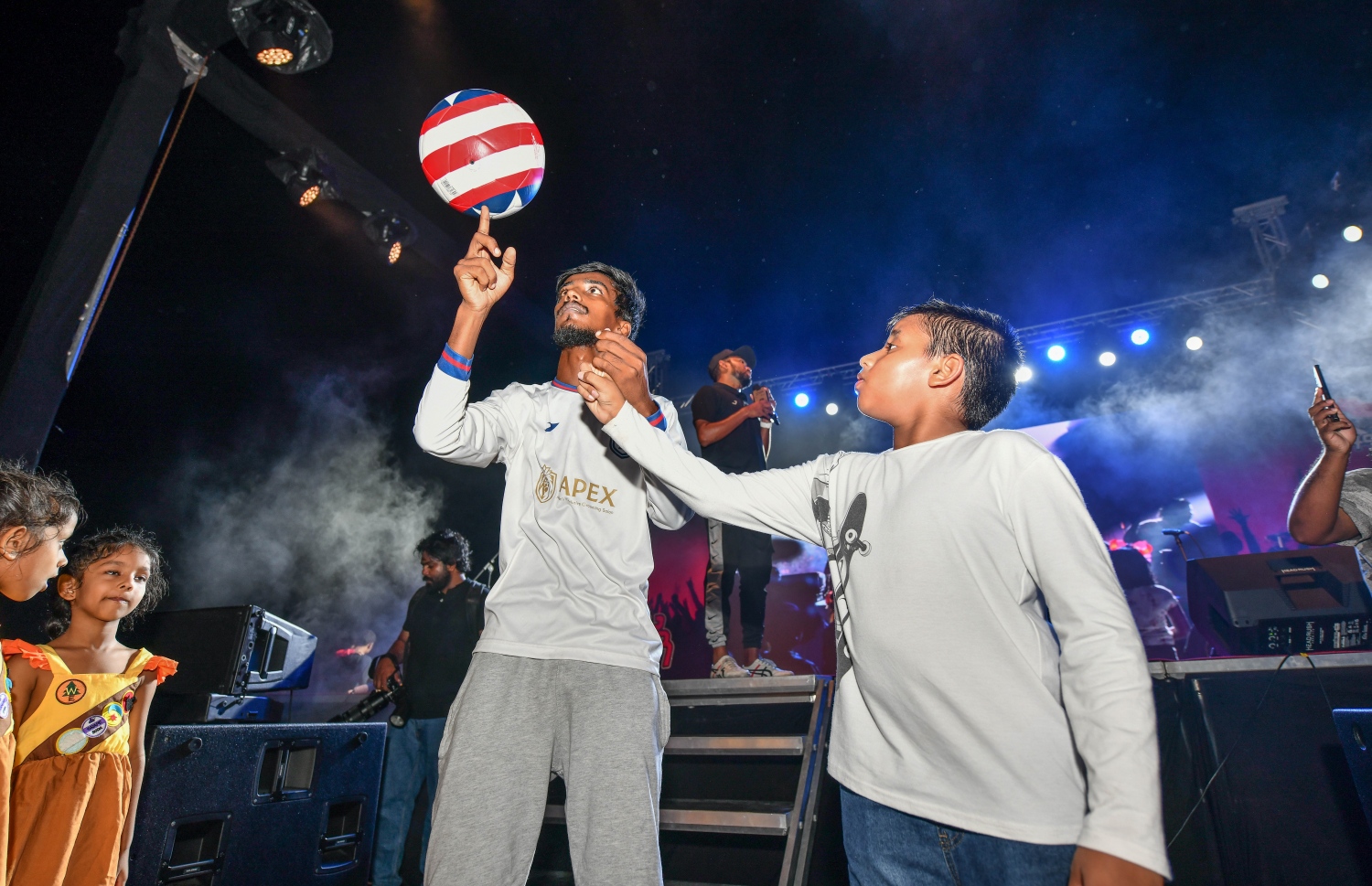 ރޭ ސެންޓްރަލް ޕާކުގައި ޒުވާނުންނަށް ހާއްސަކޮށްގެން ބޭއްވި ޝޯގައި ފްރީ ސްޓައިލް ހަރަކާތެއް ކުރިއަށް ދަނީ.-- ފޮޓޯ: ފަޔާޒް މޫސާ /މިހާރު