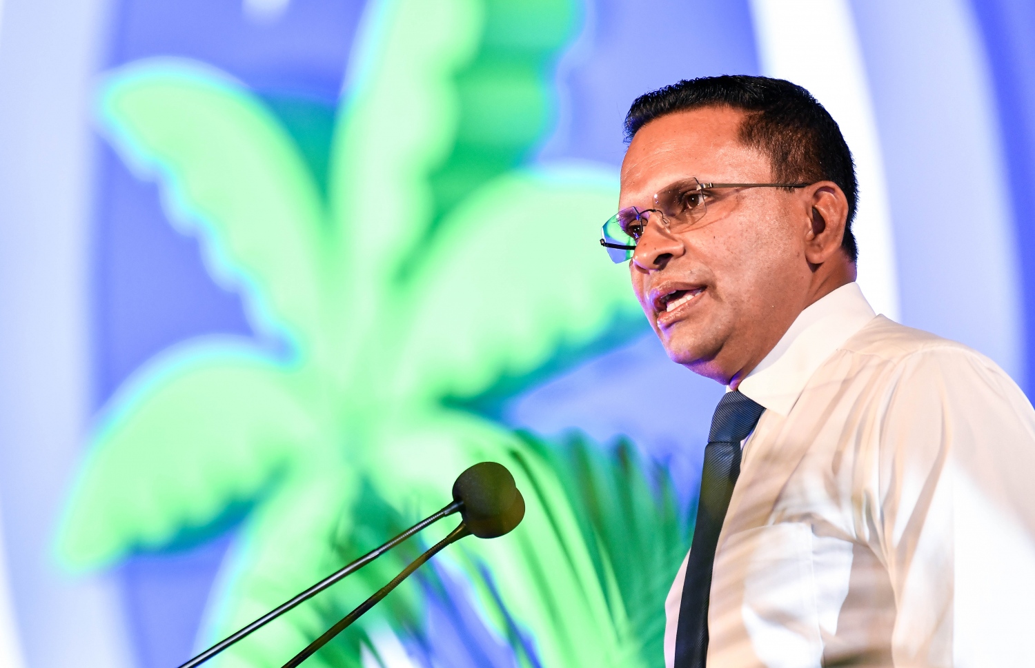 އެމްއެންޕީގެ ރިޔާސީ ޓިކެޓް ޕާޓީގެ ރައީސް ނާޒިމްއާ ހަވާލުކުރުމަށް ބޭއްވި ޖަލްސާގައި އޭނާ ވާހަކަ ދައްކަވަނީ- ފޮޓޯ: ފަޔާޒު މޫސާ/ މިހާރު